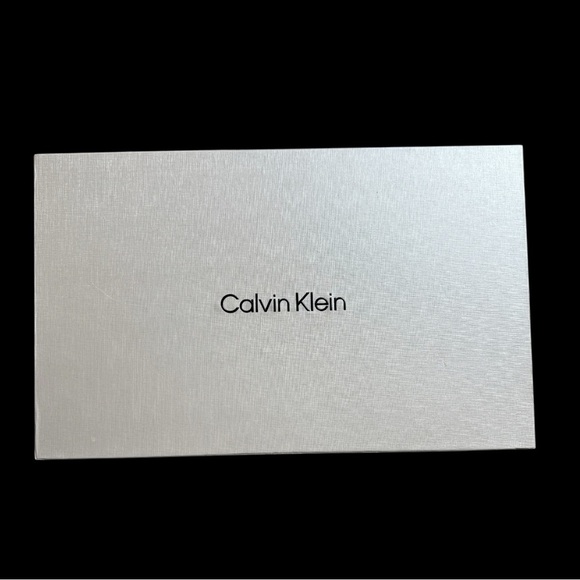 Calvin Klein Women’s Tan Hat and Scarf Set - NWT - Picture 4 of 4